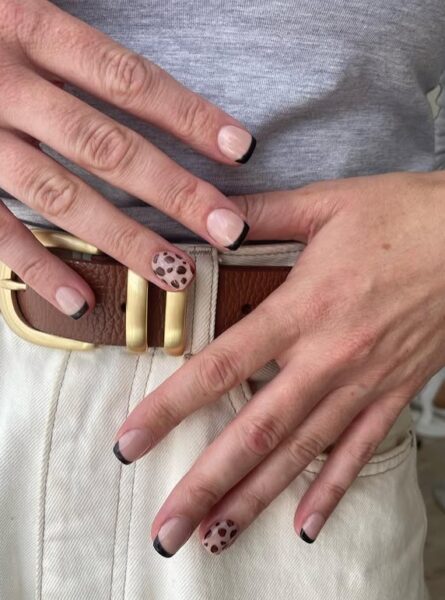 Czarny french manicure.