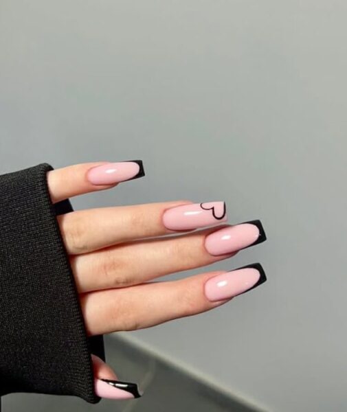 Czarny french manicure.