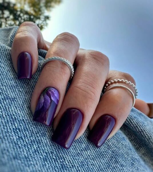 Bakłażan manicure. 