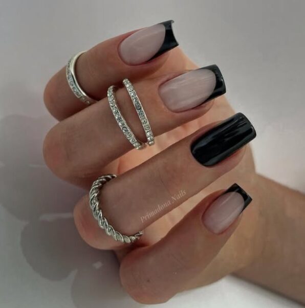 Czarny french manicure.