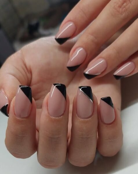 Czarny french manicure.