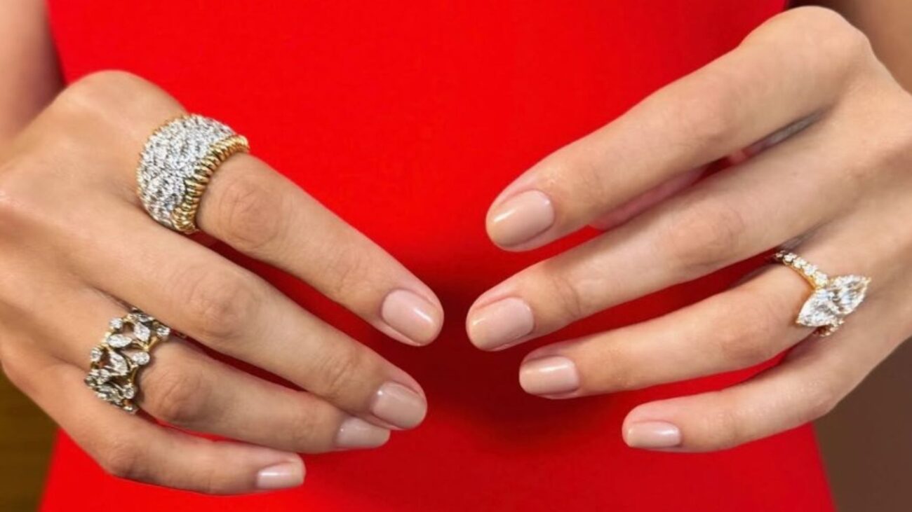 Nowy trend manicure na jesień 2025: toasted nails to połączenie klasyki z nowoczesnością