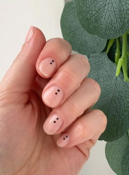 Jasny manicure.