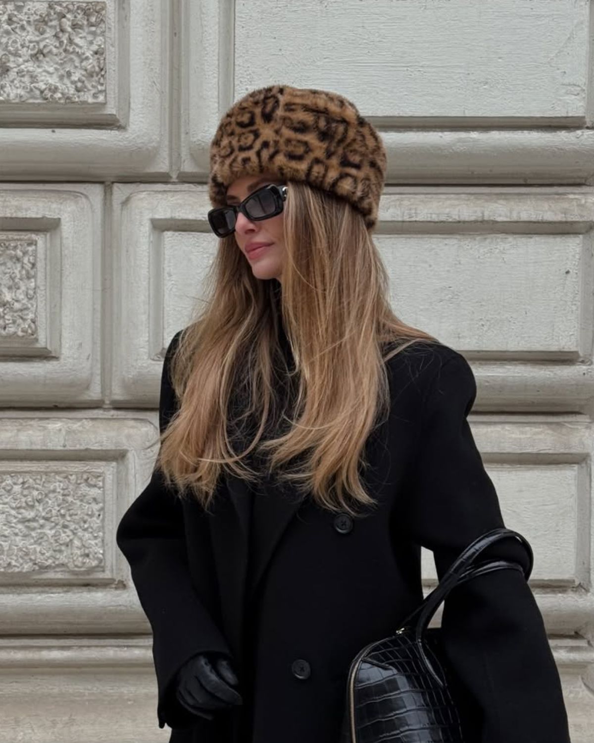 Co&nbsp;robić, by&nbsp;czapka nie&nbsp;rujnowała fryzury? Te&nbsp;sprawdzone triki zmieniają zimowy look