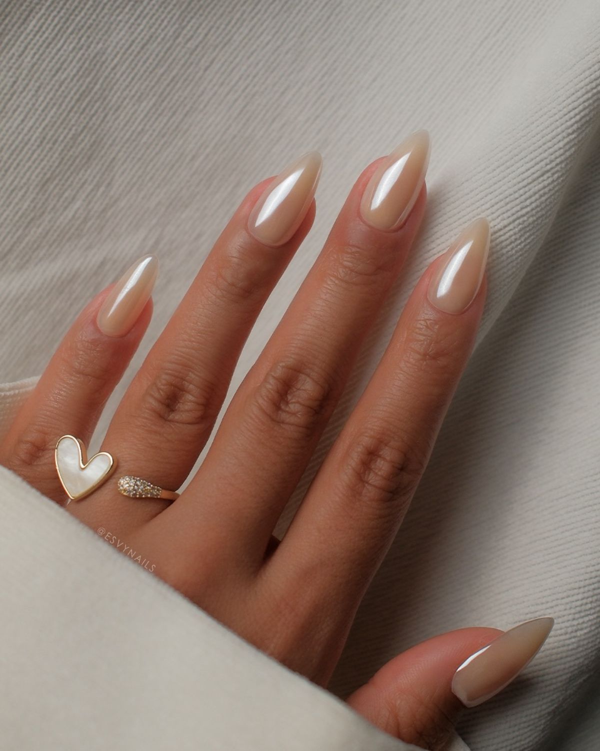 Baby chrome manicure – gdy&nbsp;masz dość nude paznokci, ale&nbsp;nie&nbsp;chcesz zbytnio szaleć z&nbsp;manicure