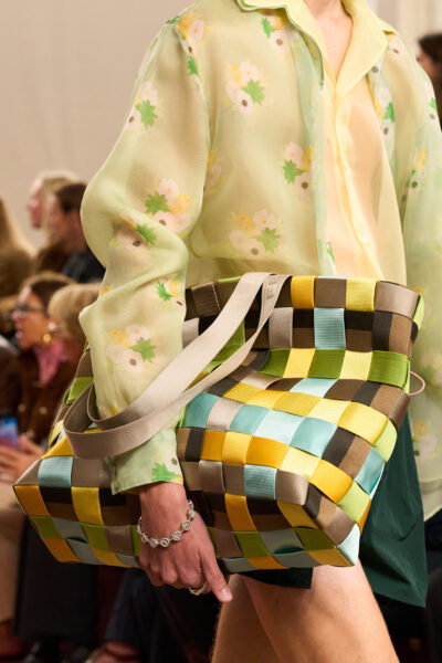 Łańcuchy, wersja XXL i&nbsp;mocny kolor. Oto modne torebki na&nbsp;wiosnę 2026