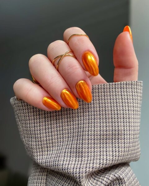 Fiery orange nails na&nbsp;zimę 2026 – ognisty manicure, który&nbsp;podkręca temperaturę trendów