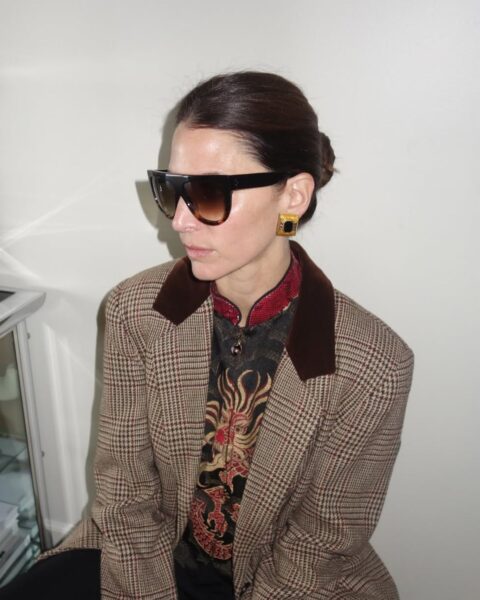 Jak okiełznać odstające włoski? Porady redaktorki beauty na&nbsp;idealnie gładką fryzurę bez&nbsp;efektu hełmu