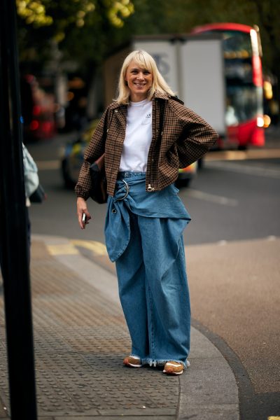 Peplum jeans podzieliły modę, a&nbsp;teraz podbijają ulice. Ten fason będzie hitem wiosny 2026