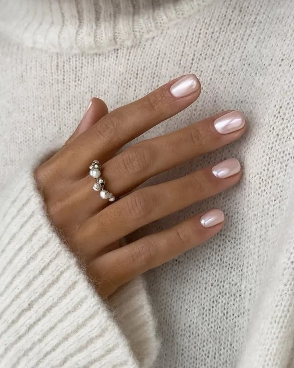 Manicure na&nbsp;drugą połowę lutego 2026 – trendy, które rozgrzewają końcówkę zimy