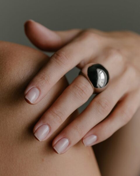 Manicure na&nbsp;pierwszą połowę marca 2026 – stylizacje na&nbsp;moment przejścia między sezonami