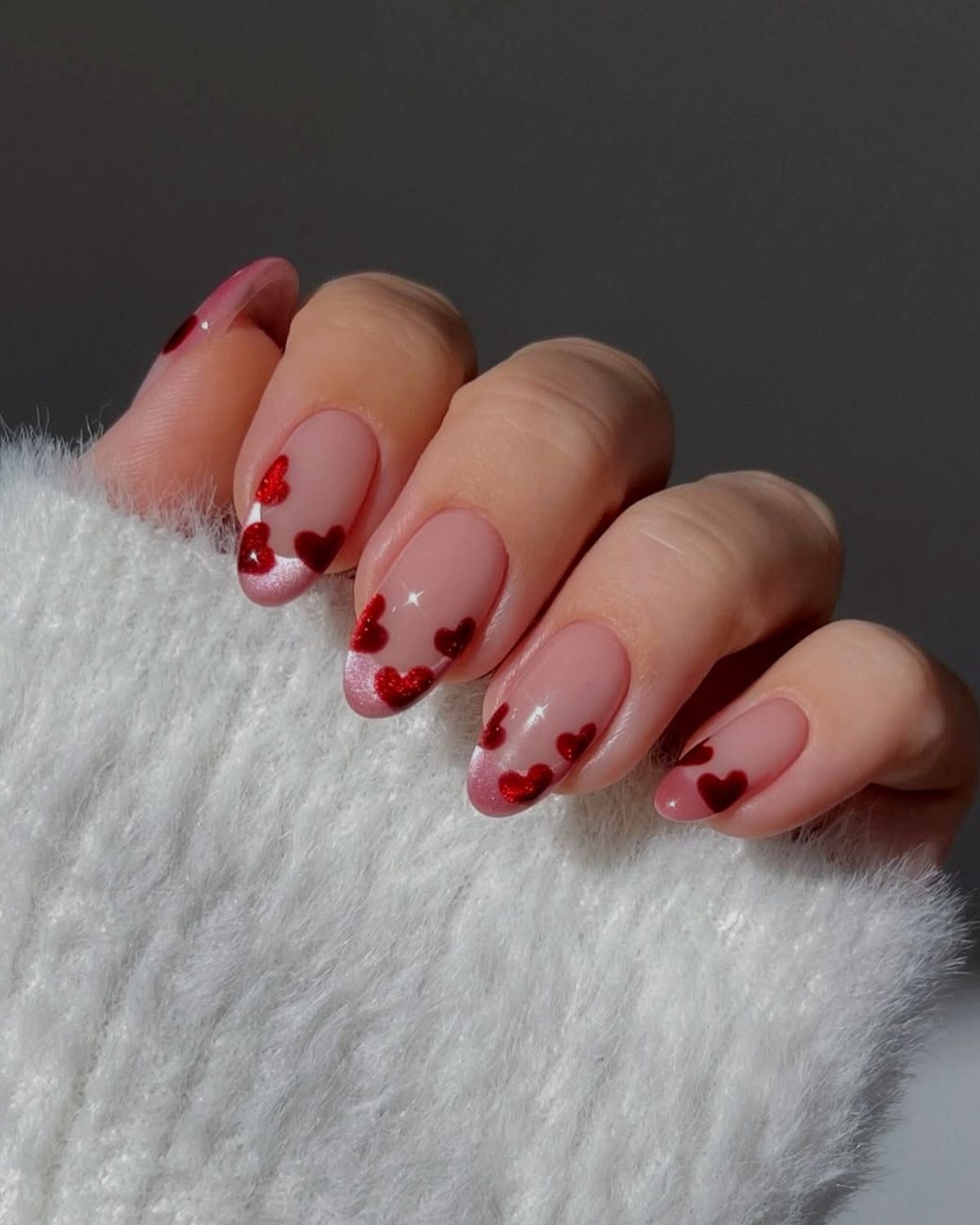 Manicure na&nbsp;walentynki 2026 – inspiracje na&nbsp;romantyczne paznokcie w&nbsp;nowoczesnym, zmysłowym wydaniu