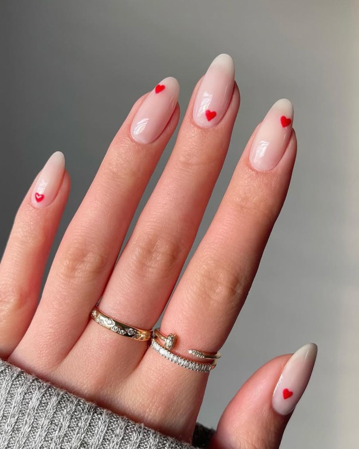 Manicure w&nbsp;serduszka 2026 – walentynkowy trend, ale&nbsp;w&nbsp;bardziej eleganckiej wersji