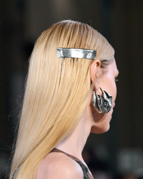 Modne akcesoria do&nbsp;włosów na&nbsp;wiosnę 2026 – spinki, opaski, frotki i&nbsp;detale zastępują biżuterię