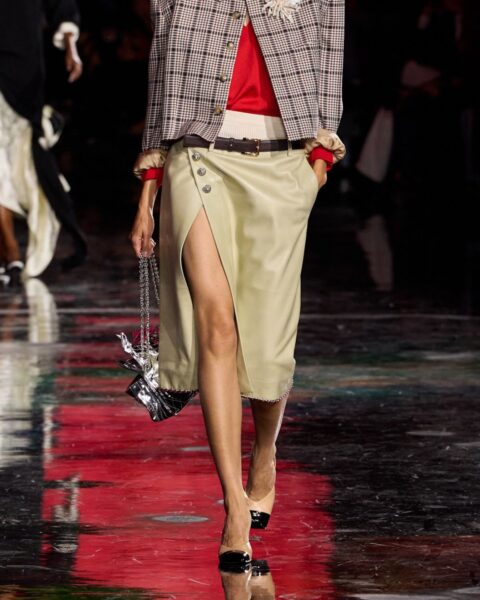 Modne spódnice na&nbsp;wiosnę 2026 – trendy z&nbsp;wybiegów. Dół staje się ważniejszy niż góra stylizacji