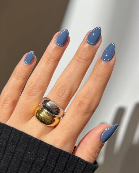 Muted blue nails zamiast beżu i&nbsp;różu? Elegancki kolor na&nbsp;więcej niż jeden sezon
