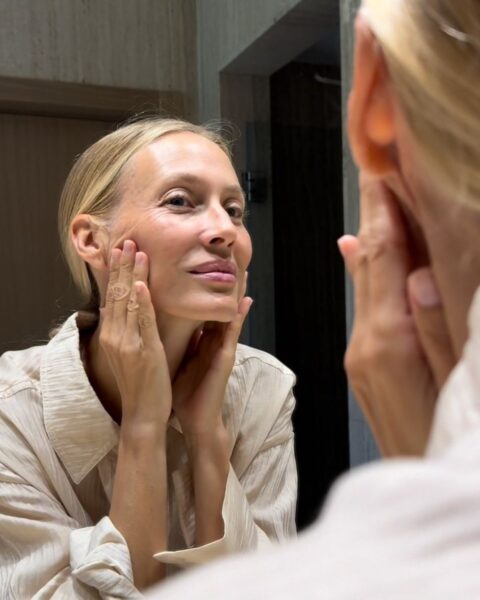 Najlepsze kremy na&nbsp;noc dla dojrzałej skóry – ranking. Działają wtedy, kiedy śpisz