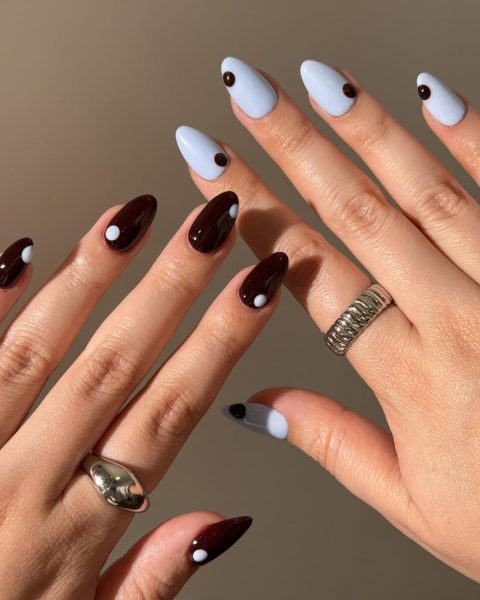 Niebiesko-brązowe paznokcie – zmysłowy duet kolorów, który&nbsp;definiuje manicure 2026