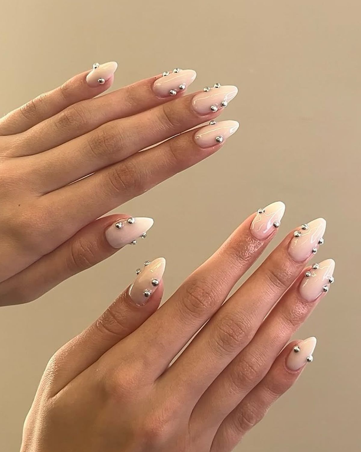 Pierced nails w&nbsp;wersji eleganckiej – manicure z&nbsp;kolczykiem, który&nbsp;właśnie awansował do&nbsp;świata luksusu