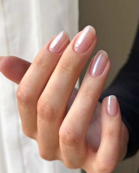 Rich woman nails – najmodniejszy minimalistyczny manicure sezonu. Jak wygląda i&nbsp;jak go&nbsp;nosić?