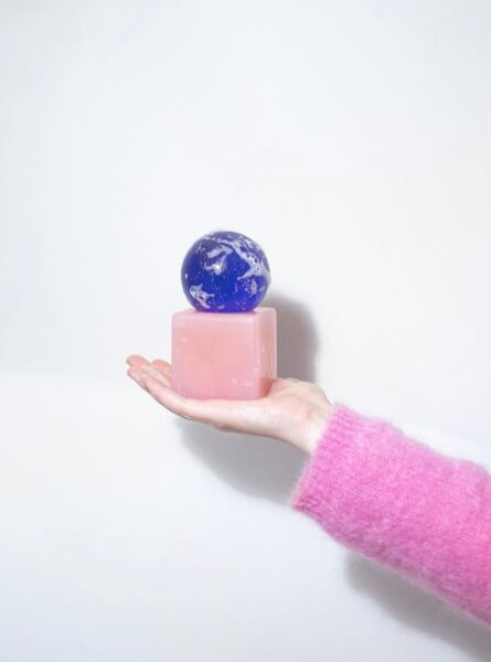 Rzeźba czy&nbsp;kosmetyk? Ten przedmiot redefiniuje codzienny rytuał