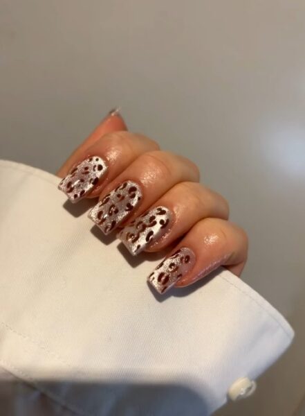 Manicure w&nbsp;cętki – nieoczekiwany trend wiosną 2026