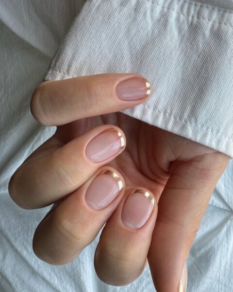 Gold french mani na święta wielkanocne 2026 – subtelny trend zastępuje klasyczny french