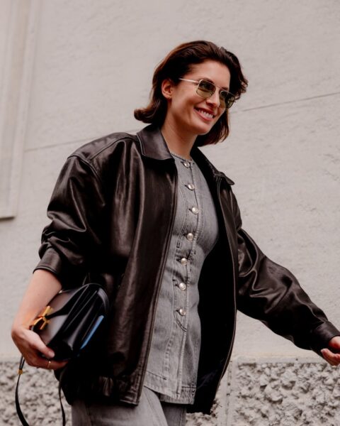 Idealne kurtki na&nbsp;wiosnę 2026 dla dojrzałych kobiet. Te&nbsp;fasony lansują wybiegi i&nbsp;moda uliczna