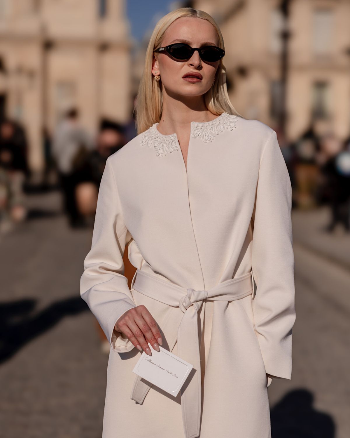 Jak nosić białe stylizacje wiosną 2026 – trend Cloud Dancer sprawia, że total white znów jest na topie