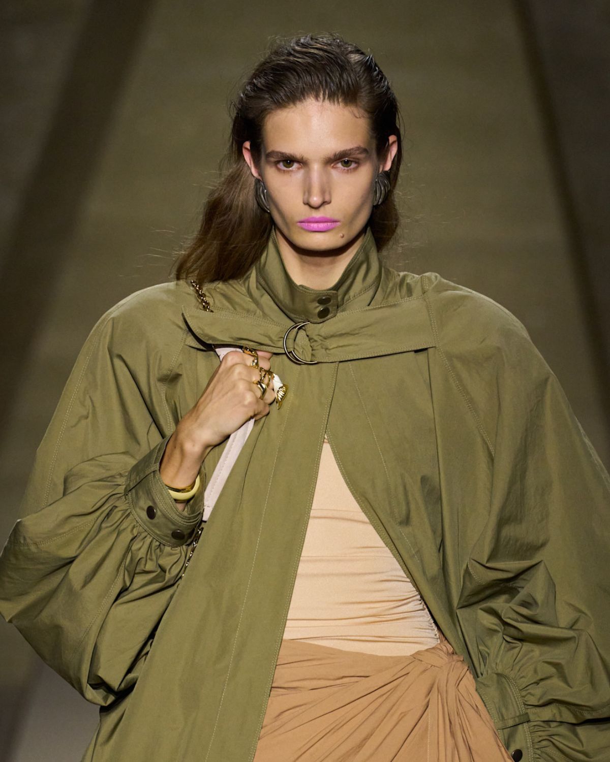 Dlaczego wszyscy chcą nosić kurtki z kołnierzem tej wiosny? Trend pod lupą + polecenia z sieciówek