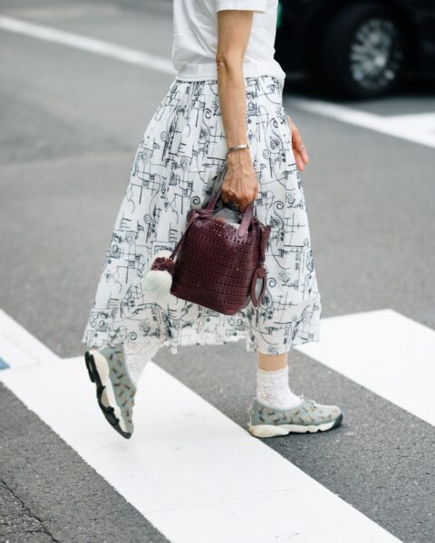 Modne sportowe buty na wiosnę 2026 dla elegantek – 5 modeli, które noszą kobiety z niewymuszoną klasą