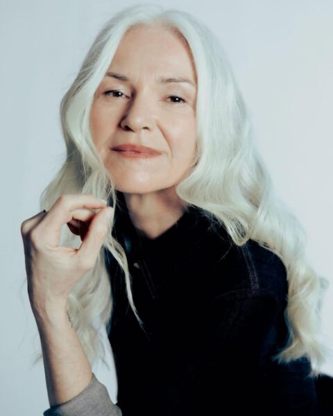 Najlepsze szampony do siwych włosów – ranking kosmetyków, które neutralizują żółte tony i przywracają włosom blask