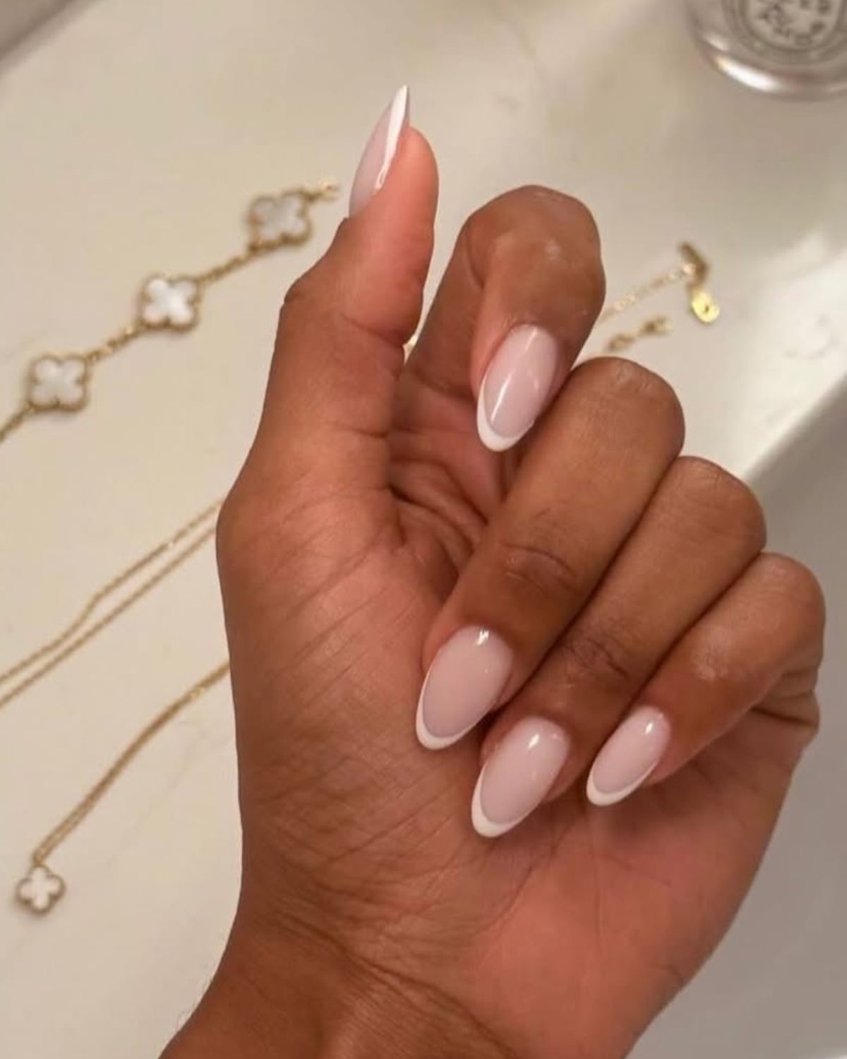 Okrągły french manicure jako zabawa klasyką – ten trend zmienia wszystko, co wiedziałaś o frenchu