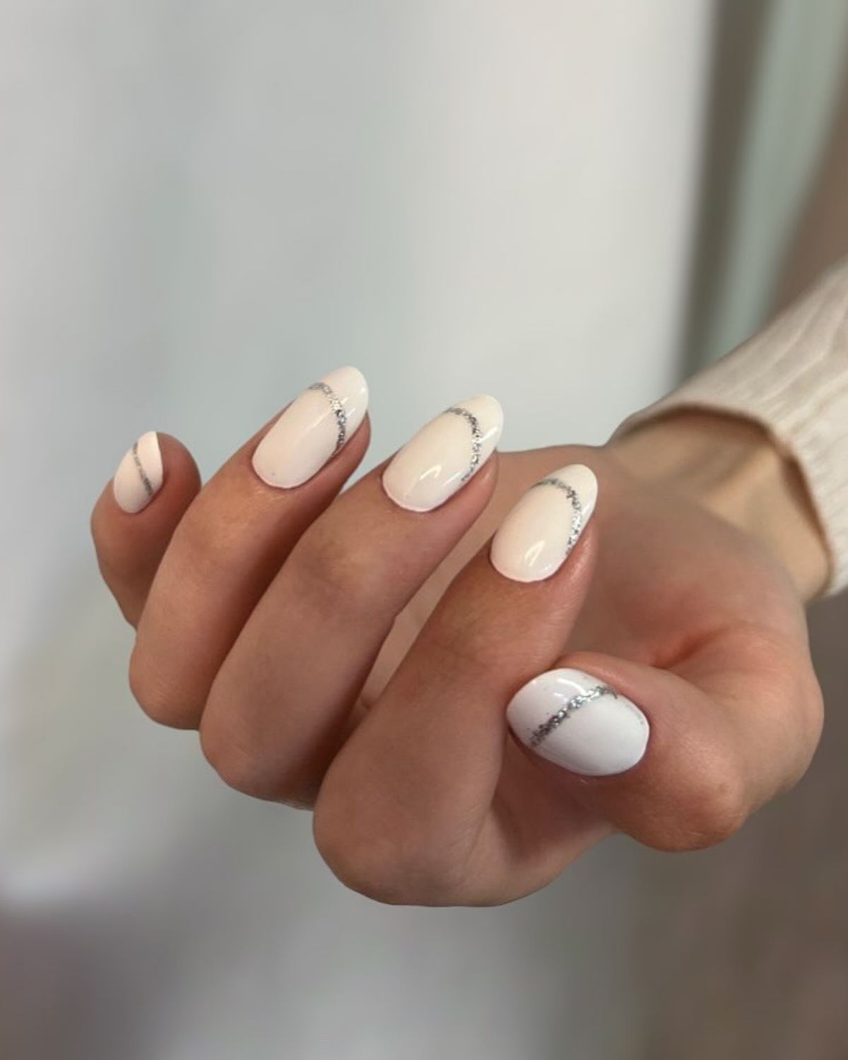 Ten wielkanocny manicure wygląda jak z salonu premium. A możesz zrobić go sama