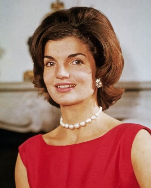 Wiosna w stylu Jackie Kennedy – jak budować ponadczasową garderobę w stylu amerykańskiej prezydentowej?