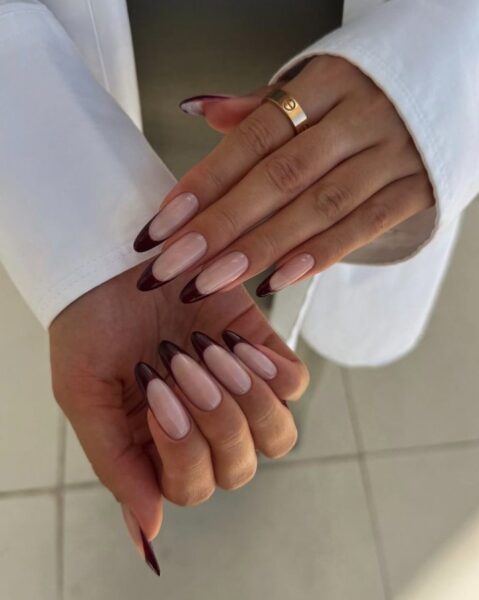 Francuski manicure w nowej odsłonie. Retro deep french podbija serca it-woman