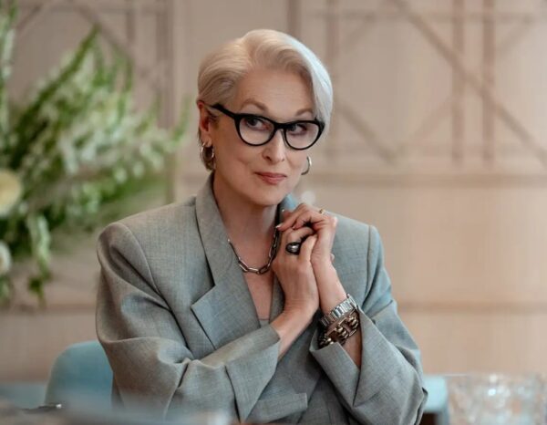 Krawaty, teczki i okulary XXL – “Diabeł ubiera się u Prady 2” zmienia biurową garderobę