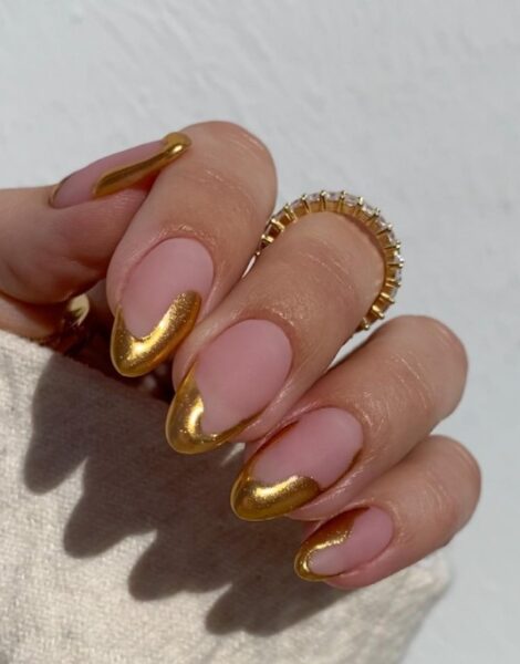 Wiosenny manicure dla kobiet z klasą – złoto wraca w subtelnym wydaniu