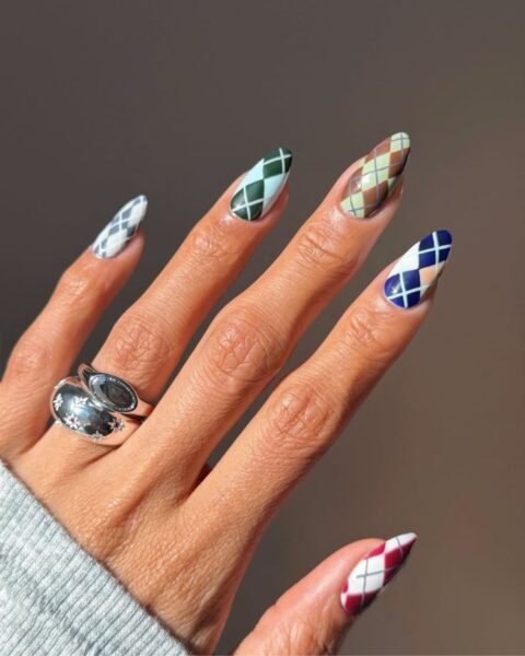 Subtelne czy wyraziste? Argyle nails w wersji eleganckiej, które pasują do wszystkiego