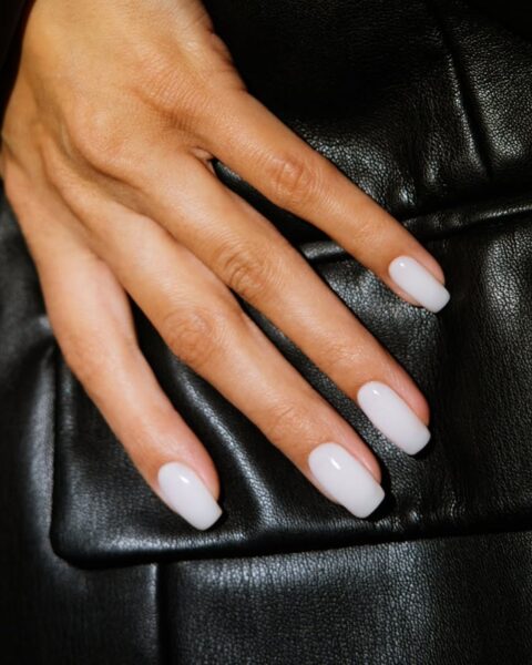 Białe paznokcie 2026: minimalizm czy ekstrawagancja? Tych trendów się nie spodziewasz