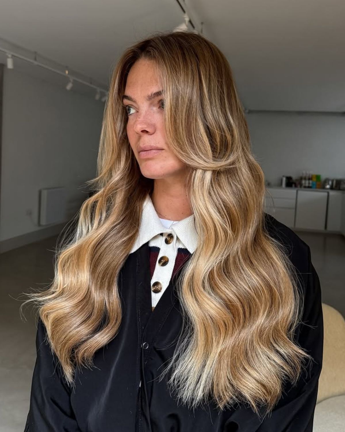 Cięcia dla falowanych włosów, które ułatwią codzienną stylizację – 5 fryzur odmieniających look