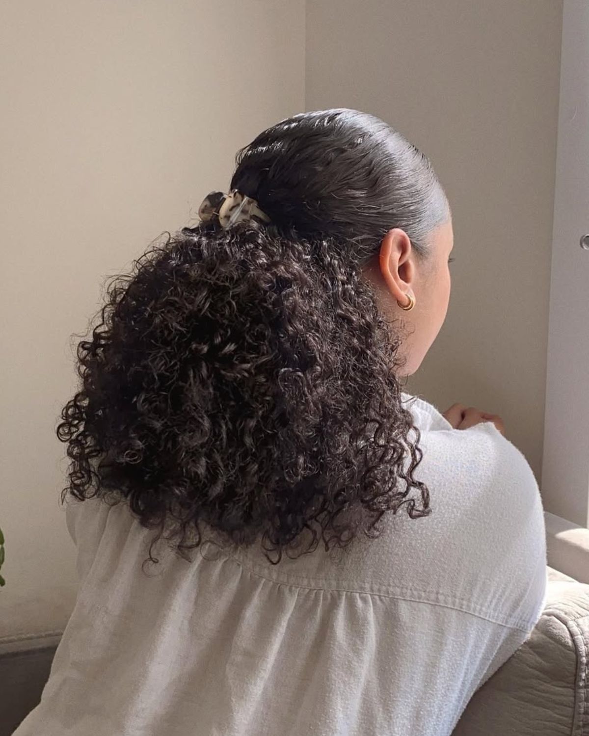 Czym najlepiej czesać kręcone włosy i czy w ogóle można to robić? Większość robi ten błąd