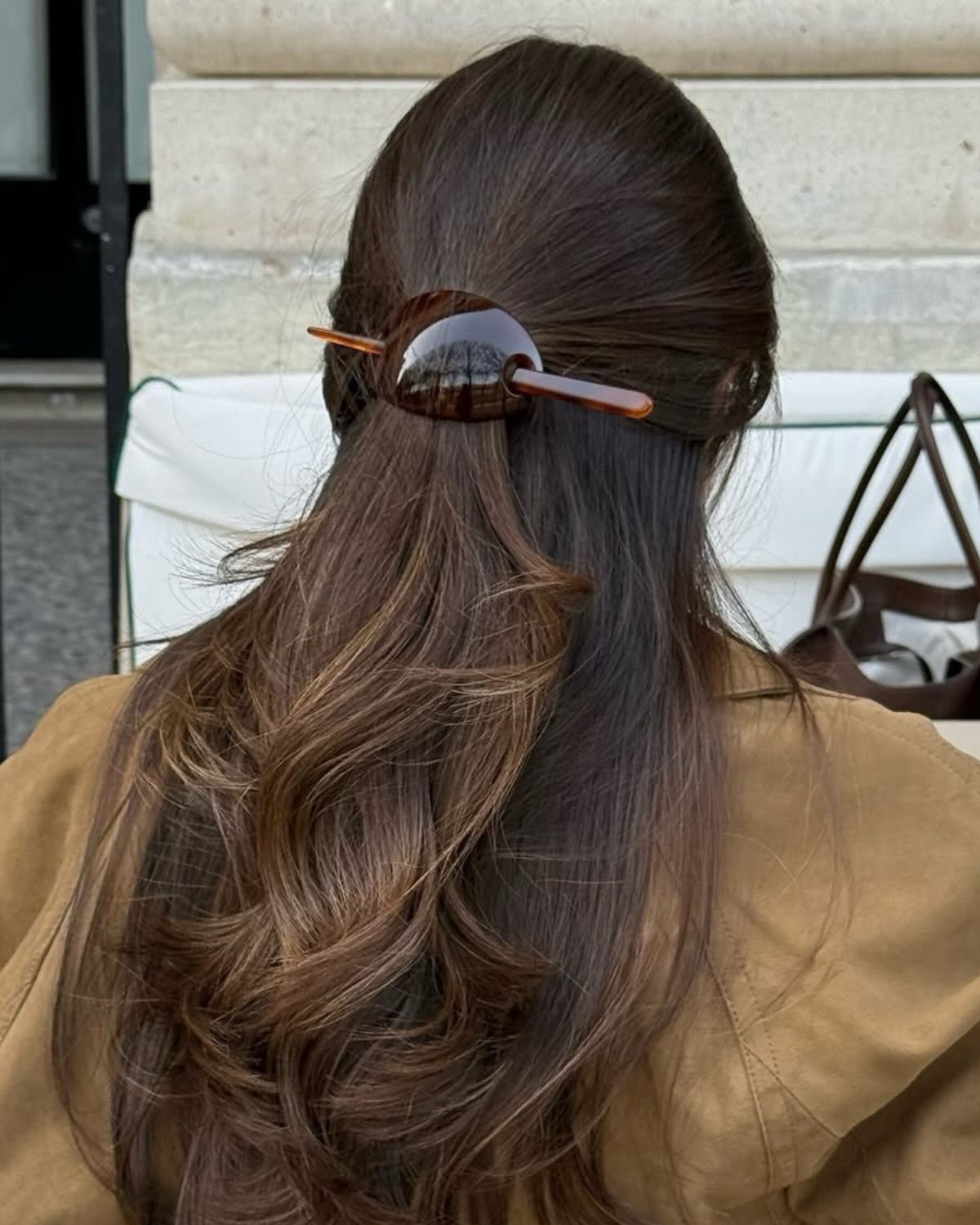 Dlaczego spinki się nie trzymają? Błędy, przez które upięcie rozpada się po godzinie