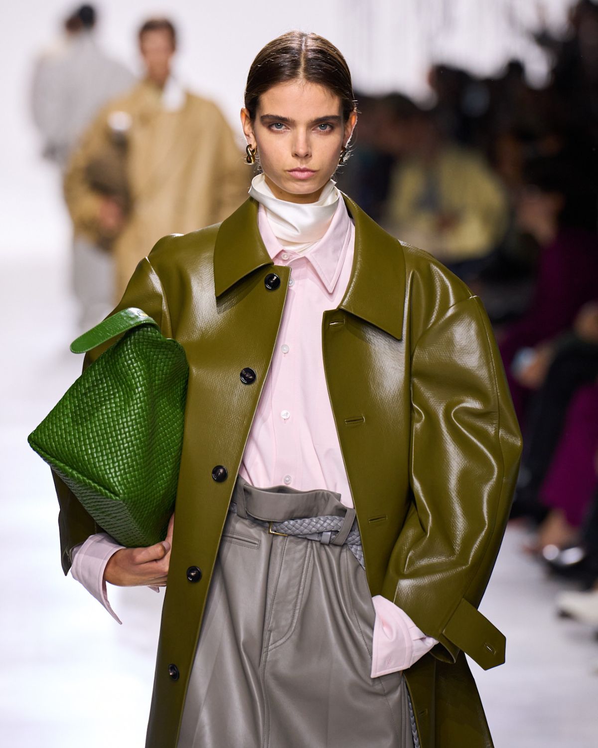 Jak elegancko nosić skórzane ubrania wiosną 2026? Zaskakujący trend w wersji luxury