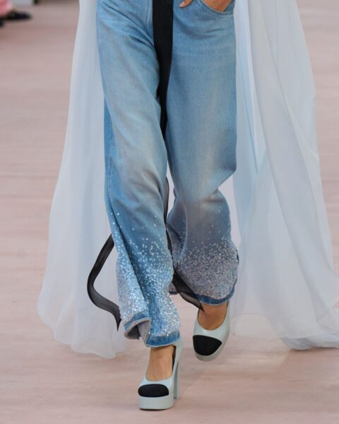 Jeansy z haftem – trend boho w casualowych lookach. Jak je nosić i jakie wybrać?