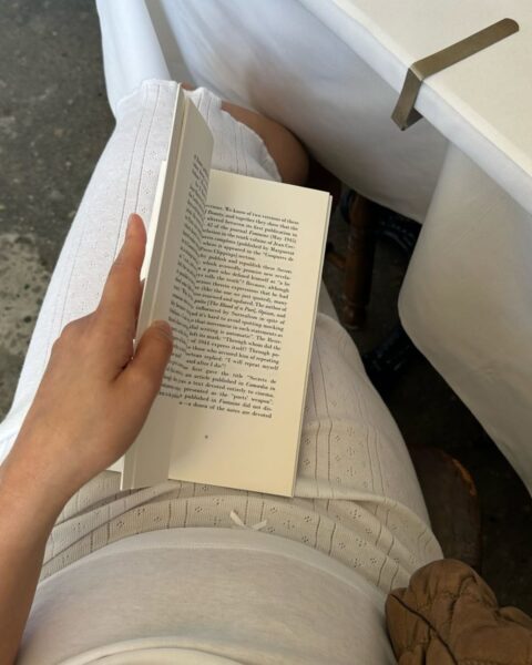 Masz dość rzeczywistości? Te książki fantasy dla dojrzałych kobiet wciągają bardziej niż seriale