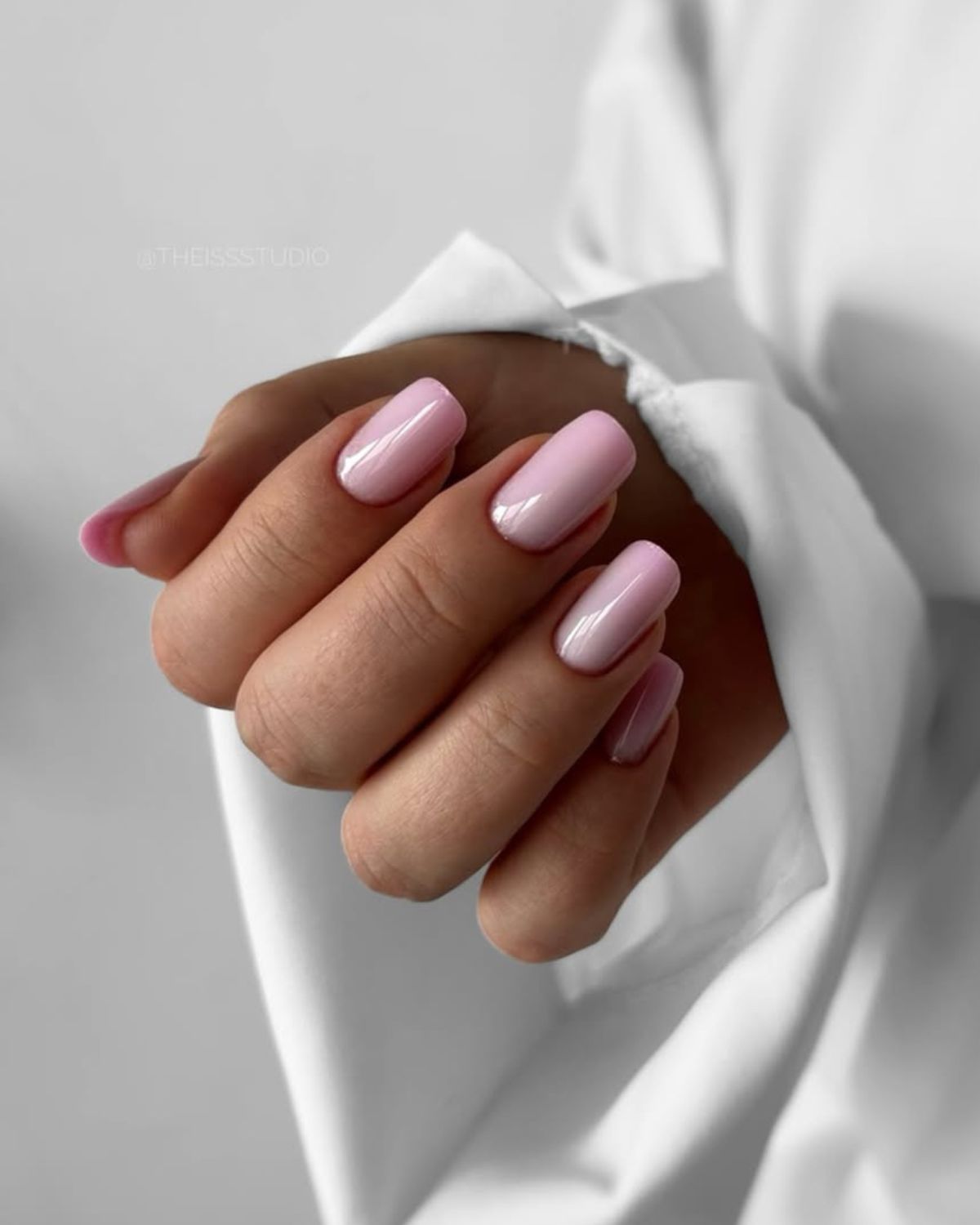 Magnoliowe paznokcie – idealny manicure na wiosnę 2026? Uwielbiają go elegantki