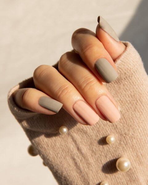 Wszyscy patrzyli na błysk, a tymczasem matowy manicure na wiosnę 2026 wraca jako największy hit sezonu