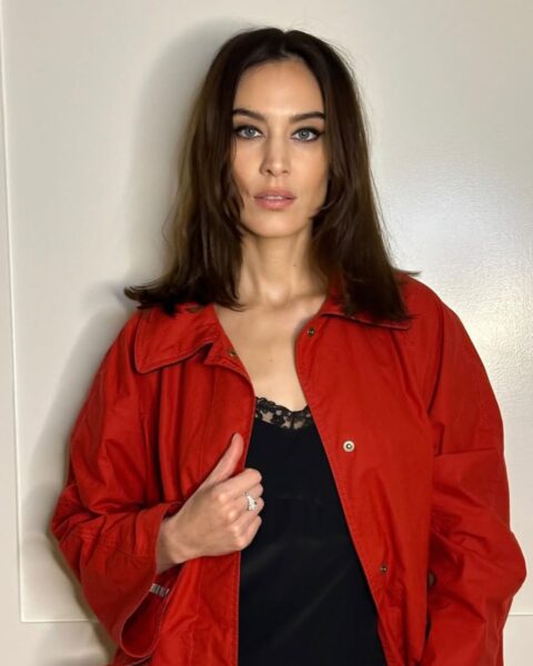 Modne fryzury na wiosnę 2026 a kształt twarzy – jak dobrać modelujące cięcie w trendach?