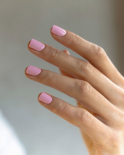 Te odcienie będą wszędzie w maju. Najlepsze kolory paznokci na majówkę 2026 już wybrane